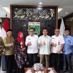 Wali Kota Batu Nurochman foto bersama pengurus FKAUB Kota Batu usai audiensi