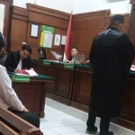 Handy Soenaryo dan Jan Hwan Diana saat mengikuti sidang di PN Surabaya.