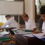 Tim Monev Kantor Wilayah Kemenag Lamongan mengecek laporan kinerja Penyuluh Agama Islam.