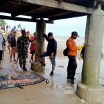 Tim BPBD Tuban yang mengevakuasi mayat tanpa identitas di pantai utara Desa Gesikharjo, Kecamatan Palang, Kabupaten Tuban, Rabu (15/2/2023).