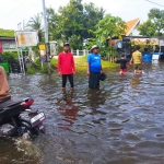 Kondisi Jalan Raya Morowudi, Kecamatan Cerme, Gresik yang masih terendam luapan Kali Lamong. Foto: Ist.