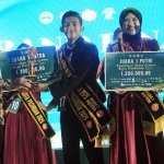 Wali Kota Pasuruan Adi Wibowo (kiri) saat memberikan trofi dan piagam kepada Juara 1 Duta GenRe tahun 2025.