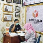 Rina Widiayanti saat melaporkan seorang kades ke Bawaslu Ponorogo, Selasa (6/10/2020).
