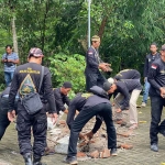 Proses pembongkaran makam palsu di Ngawi.