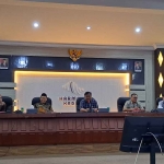 Kepala Dinsos Kota Kediri, Paulus Luhur Budi (tengah), saat memimpin rapat. Foto: Ist