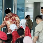 Bupati Hanindhito Himawan Pramana didampingi Pimpinan Daerah Muhammadiyah Kabupaten Kediri Ikhwan Nurhadi, saat menyalami anak-anak usai acara pengukuhan. Foto: MUJI HARJITA/ BANGSAONLINE
