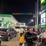 Antrean SPBU BP di Jalan Embong Malang Surabaya mengular hingga ke jalan raya. Foto: Sulthon/BANGSAONLINE.