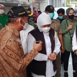 Menko PMK, Muhadjir Effendy, saat menjenguk korban ambrolnya perosotan air Water Park Kenjeran, Surabaya.