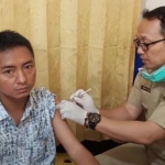 Zainal Ibad saat diberikan vaksin influenza oleh petugas medis. foto: ist