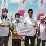 Indosat saat memberikan bantuan sarana, modal dan pelatihan pada salah satu kelompok nelayan.