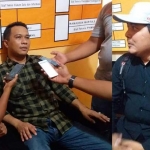 Ketua Bawaslu Sumenep Anwar Noris, S.H, saat memberikan keterangan. Foto kanan, Supyadi, S.H. 