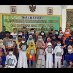 Sebanyak 100 anak yatim piatu di Kecamatan Jatirogo, Kabupaten Tuban mendapatkan santunan berupa Al Qur