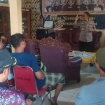 Warga saat mendatangi Kantor Desa Kepohagung, Kecamatan Plumpang, Tuban, Sabtu (2/8/2025) lalu.