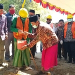 KH. Makki Nasir saat menuangkan cor untuk pembangunan drainase di Desa Telaga Biru Tanjung Bumi, Kamis (30/7/2020).
