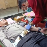 Kasatlantas Polres Pasuruan saat ikut mendonorkan darahnya dalam bakti sosial yang diselenggarakan PWI Pasuruan.