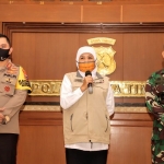 Gubernur Khofifah bersama Forkopimda saat melakukan Video Conference Rakor Perkembangan Penanganan Covid-19 di Jatim dengan seluruh Bupati/Wali Kota se-Jawa Timur di Kantor Polda Jatim, Jumat (15/5) siang.