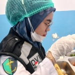 Anggota Dokkes Polres Ngawi saat melakukan pengecekan menu MBG.