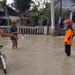 Banjir luapan Kali Lamong merendam rumah warga dan jalan desa. foto: SYUHUD A/BANGSAONLINE