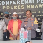Kapolres Ngawi, Dwiasi Wiyatputera, saat memimpin konferensi pers penangkapan pelaku pemerasan kepada Kepala Desa Sambirejo, Kecamatan Ngrambe, Kamis (27/10/2022).