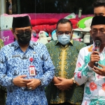 Sekda Pamekasan Totok Hartono saat melepas rombongan model yang akan tampil pada ajang Gebyar Batik Pamekasan 2022 di Jawa - Bali.