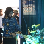 Wali Kota Kediri didampingi wakilnya saat pemotongan pita yang dilakukan ketika peluncuran ATM Beras MAPAN. Foto: Ist