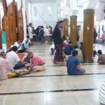 Jamaah Masjid Rahmat Kembang Kuning Surabaya saat menikmati buka bersama yang disediakan sebanyak 500 porsi setiap harinya. foto: YUDI ARIANTO/ BANGSAONLINE