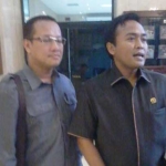 Ketua Fraksi PKB DPRD Jatim, Baddrut Tamam (kanan) minta pemerintah turun tangan mengatasi TKI ilegal. foto: DIDI ROSADI/ BANGSAONLINE