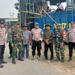 Kades Jeruk Purut H. Slamet dan Kasun Dieng Rokhim bersama Muspika Gempol foto bersama dengan latar belakang sound horeg.