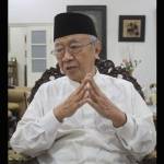 KH Salahuddin Wahid (Gus Solah), Pengasuh Pondok Pesantren (Ponpes) Tebuireng Jombang saat ditemui di kediamannya, Jumat (28/10) sore. foto: ROMZA/ BANGSAONLINE