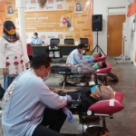 Kegiatan donor darah oleh jajaran Bawaslu Kabupaten Kediri. 
