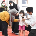Wali Kota Kediri Abdullah Abu Bakar bersama salah satu anak yatim dalam sebuah kesempatan. foto: ist.