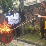 Pemusnahan barang bukti perkara inkrah yang dilakukan oleh Kejari Lamongan