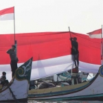 Pengibaran bendera merah putih sepanjang 200 meter di atas perahu nelayan.