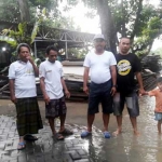 Anggota FPDIP DPRD Gresik, Noto Utomo saat meninjau kondisi banjir luapan Bengawan Solo. foto: syuhud/ bangsaonline