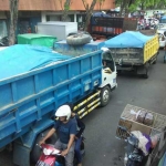 Truk-truk besar yang mengangkut material saat melintas di jalan Kota Bojonegoro kemarin. Jika masih nekat, truk tersebut akan ditilang Dishub setempat.