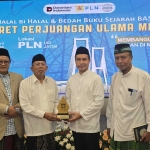 H.Safik Roffi menerima Cenderamata dari General Manajer PLN Jawa Timur saat Halalbihalal Bassra