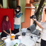 Petugas Dispendukcapil Kabupaten Kediri saat mengambil foto salah satu penyandang disabilitas. Foto: Ist