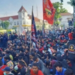 Ribuan Pesilat Pagar Nusa mendatangi Mapolrestabes Surabaya untuk menuntut polisi menangkap pelaku penganiayaan pesilat Pagar Nusa hingga tewas. foto: ist.