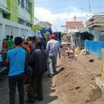 Sejumlah warga saat memprotes proyek program Kotaku di Kelurahan Mayangan, Kota Probolinggo.
