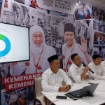 Ketua TPP Khofifah-Emil, Boedi Prijo saat memberikan keterangan pers. Foto: Devi Fitri Afriyanti/BANGSAONLINE