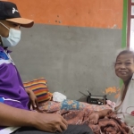 Mariati (58), seorang nenek asal Desa Campurejo, Kecamatan/Kabupaten Bojonegoro.