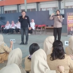 Satresnarkoba Polres Kediri saat memberi penyuluhan bahaya narkoba di SMAN 1 Gurah. (Ist). 
