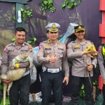 Tim Korlantas Polri didampingi Kapolres Pasuruan dan kasatlantas saat meninjau pos pelayanan di Simpang 4 Taman Dayu.