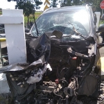Kondisi Mobil Wuling Cortez yang rusak di bagian depan. (foto: AAN AMRULLOH/ BANGSAONLINE)