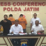 Konferensi pers terkait kasus penembakan menggunakan air soft gun di Mapolda Jatim.