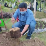 Agus Sugiarto sebagai salah satu  pengarah di Among Tani Foundation saat melakukan penanaman pohon.