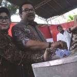 Gubernur Jatim Soekarwo dan isterinya Nina Kirana memasukkan kertas suara Pilpres di kotak suara TPS 27 Kelurahan Manyar Sabrangan Kecamatan Mulyorejo, Surabaya. foto :  nisa/BangsaOnline
 