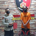 Tersangka Arif Yulianto bersama petugas dari Polsek Ngadiluwih. foto: ist.