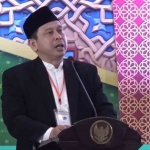 Prof Dr Usep Abdul Matin saat menyampaikan paparan dalam Seminar Pengusulan KH M. Yusuf Hasyim sebagai pahlawan nasional di ruang Al Marwah Masjid Nasional Al Akbar Surabaya, Ahad (16/3/2025). . Foto: HARIAN BANGSA