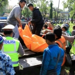 Jenazah Mr X dievakuasi dari kawasan stadion Pamekasan. 